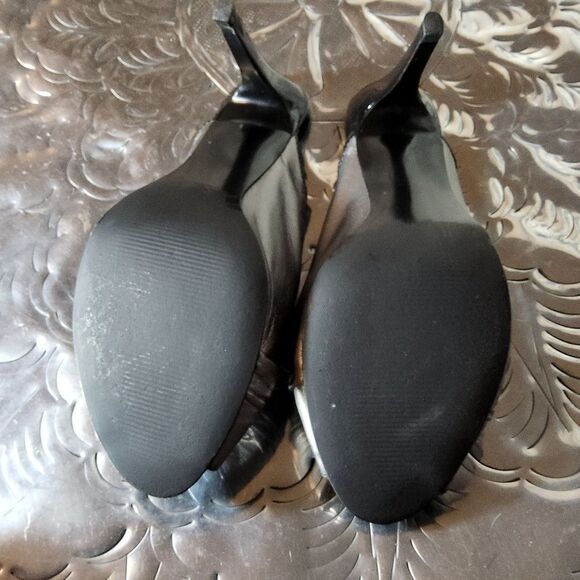 Carlos Santana 4"high heel mules, pewter silver in color,and black,leather upper - Picture 8 of 9